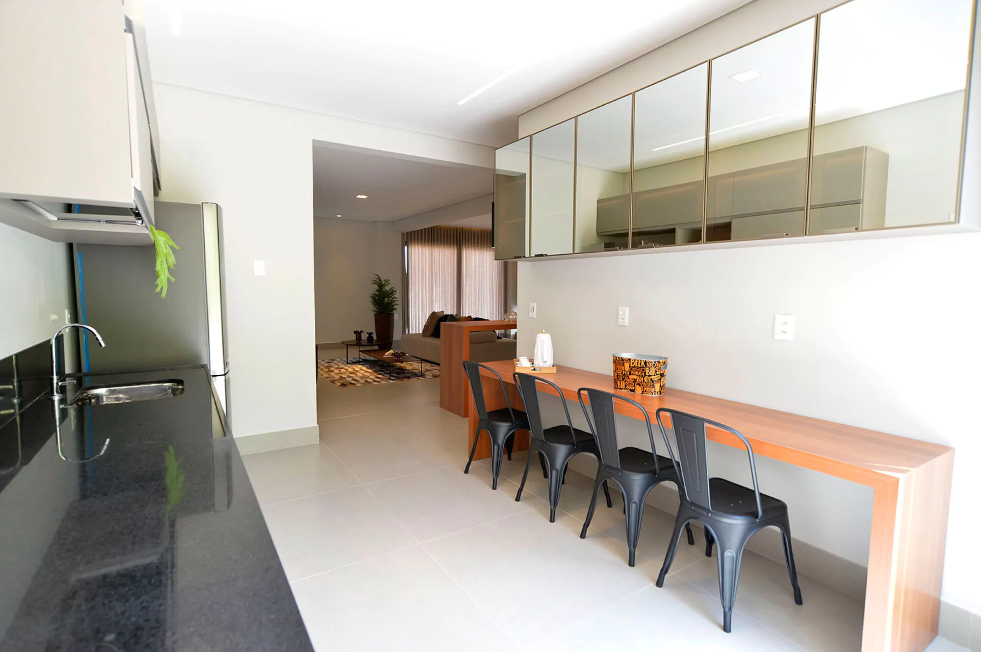 Cozinha com área de refeições da Casa Ipê Amarelo